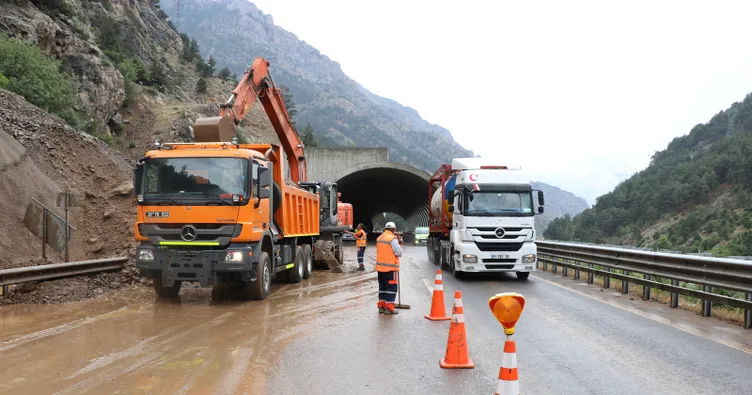 Adana’da otoyolda heyelan