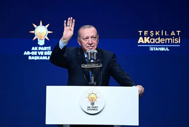 son-dakika-baskan-erdogandan-chpye-ve-ozgur-ozele-gonderme-3k-girdabinda-kivraniyorlar-1757771803682.jpeg