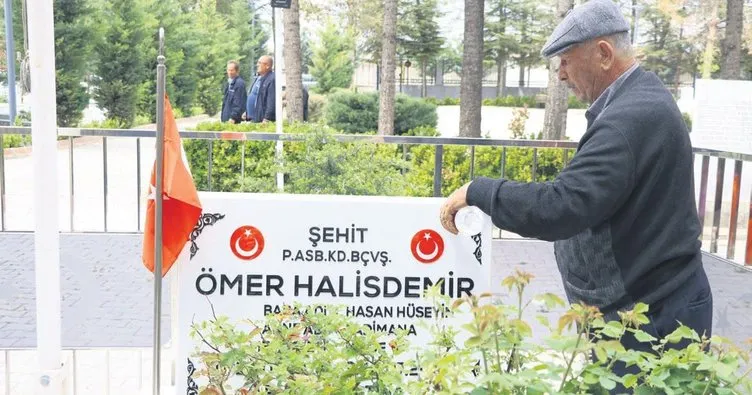 Türkiye, Arife günü şehitlerine koştu