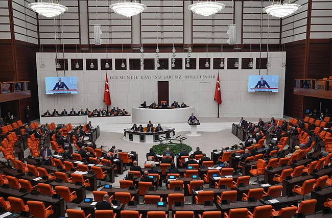 bakan-isikhandan-asgari-ucret-aciklamasi-calisanlarimizin-gelirlerini-enflasyona-ezdirmeyecegiz-1765998277491.jpg Bakan Işıkhan'dan asgari ücret açıklaması:
