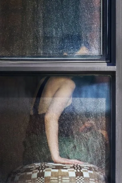 Komşularını gözetleyip fotoğraflarını çekti
