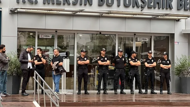 son-dakika-mersin-buyuksehir-belediye-baskani-vahap-secer-gozaltina-alindi-1790832826738.jpg SON DAKİKA... Mersin Büyükşehir Belediye Başkanı Vahap Seçer gözaltına alındı: 13 ihalede 330 milyonluk kamu zararı tespit edildi