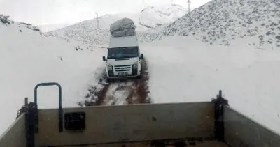 Karda mahsur kalan yolcu minibüsü kurtarıldı #siirt