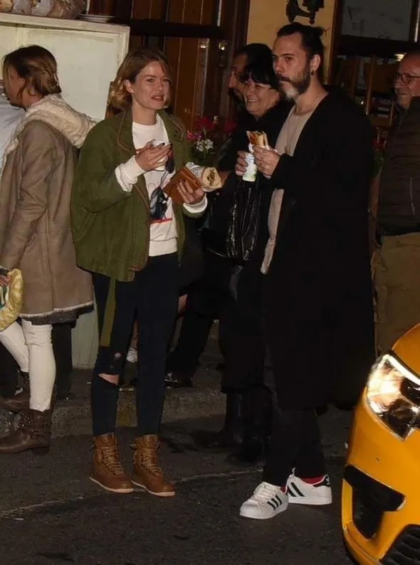 Burcu Biricik elindeki ekmeği sokaktaki çocuğa verdi