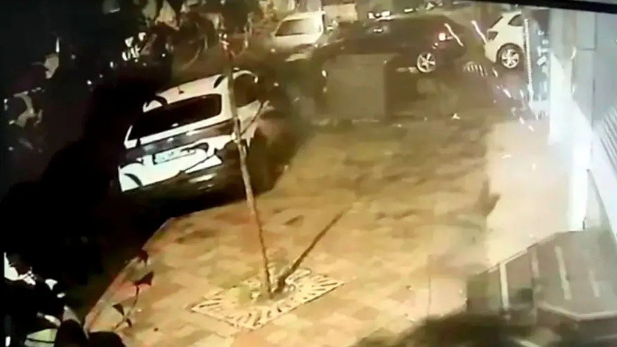 Park halindeki otomobile uzun namlulu silahla ateş açtılar Park halindeki otomobile uzun namlulu silahla ateş açtılar