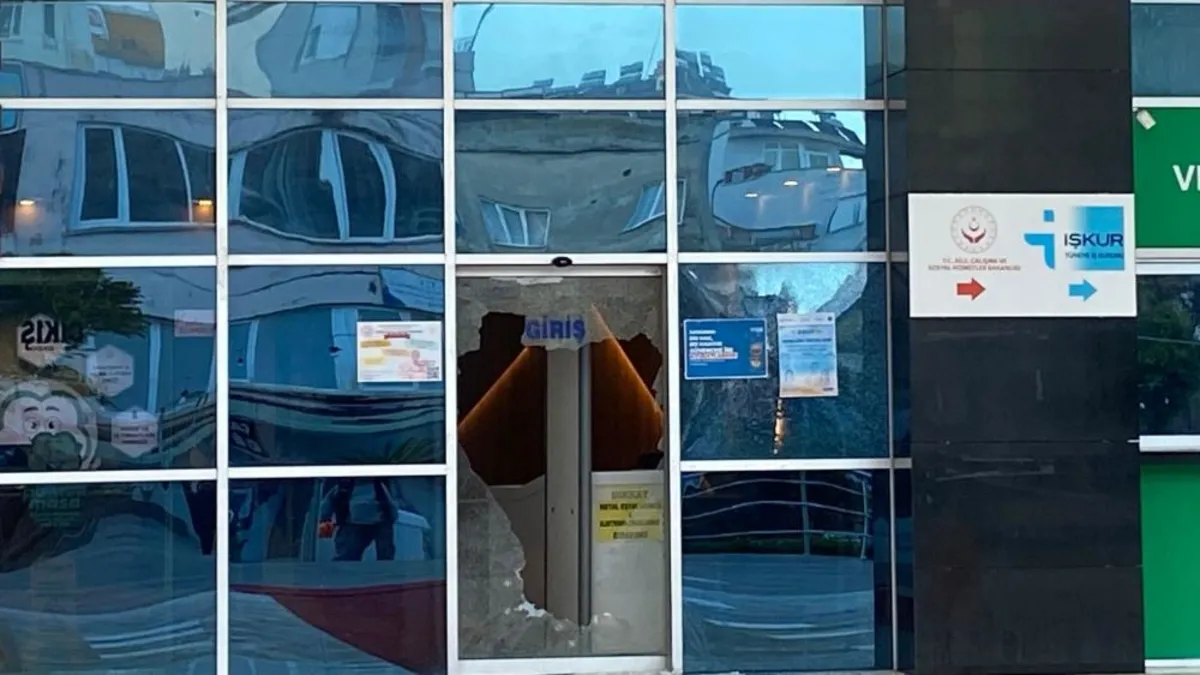 Antalya’da pompalı tüfekle belediye binasına ateş açıldı Antalya’da pompalı tüfekle belediye binasına ateş açıldı