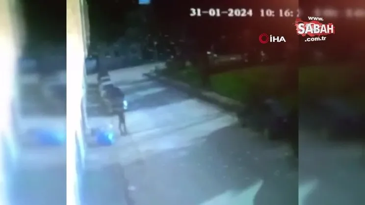 Kedi yuvalarını tekmeleyerek dağıtan şahıs güvenlik kameralarına yakalandı | Video