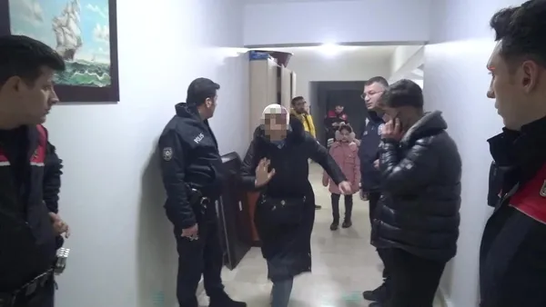 anneannesini-bicakla-yaralayip-rehin-aldi-teyzesi-guclukle-ikna-etti-1779175653290.jpg