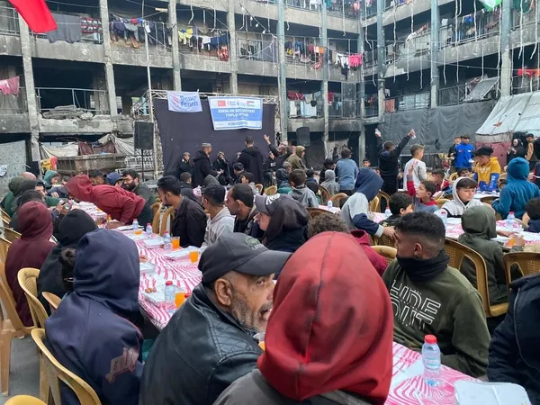 esenlerden-gazzeye-10-bin-kisilik-iftar-sofrasi-1773748844631.jpg