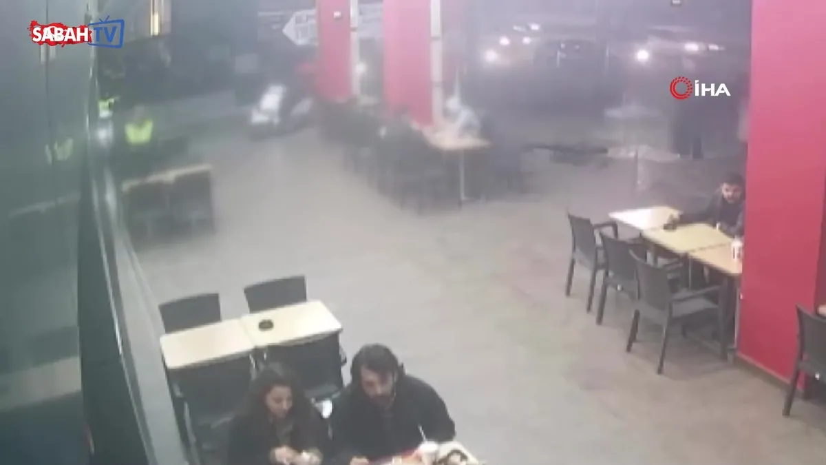 Hiç tanımadıkları genci “Neden bakıyorsun” diye darp edip burnunu kırdılar! O anlar kamerada | Video videosunu izle Hiç tanımadıkları genci “Neden bakıyorsun” diye darp edip burnunu kırdılar! O anlar kamerada | Video videosunu izle