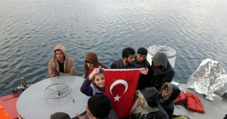 İzmir’de lastik botlarda 152 kaçak yakalandı