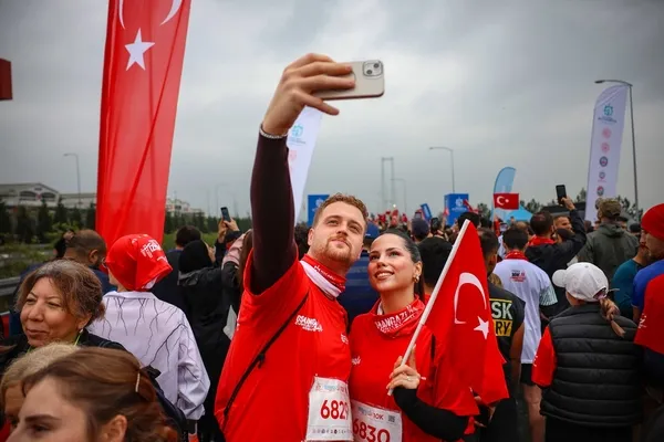 osmangazi-koprusunde-tarihi-ilk-cumhuriyet-icin-kostular-1793276662855.jpeg