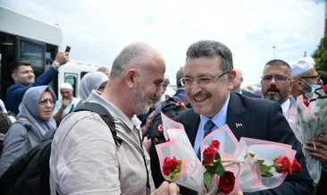 Kutsal Topraklardan Trabzon’a dönen Hacılar, çiçeklerle karşılandı #trabzon