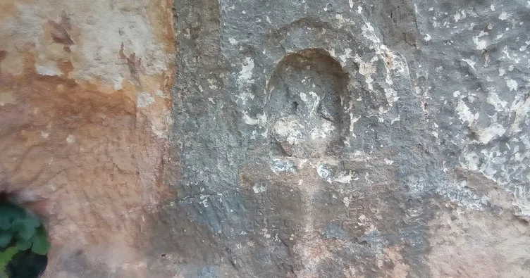 Perre Antik Kentte 1800 yıllık boğa başı kabartması bulundu