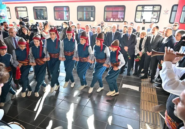 tarihi-ve-kulturel-bir-yolculuk-turistik-diyarbakir-ekspresi-coskuyla-karsilandi-1744479925673.jpg