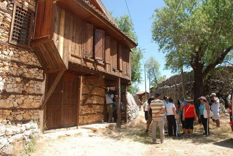 800 yıllık köy turistlerin gözdesi