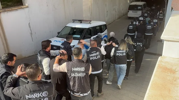 gaziantepte-dev-uyusturucu-operasyonu-31-supheliden-16si-tutuklandi-13u-adliyeye-sevk-edildi-1762517730573.jpg