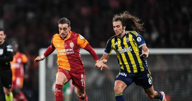 Derbide kartlar havada uçuşuyor