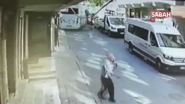 Minibüsün freni boşaldı, bir çocuk altında kalmaktan son anda kurtuldu | Video