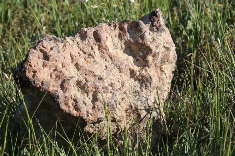 Tarlada bulduğu 'gök taşını' satılığa çıkardı! Tam 68 kilo...
