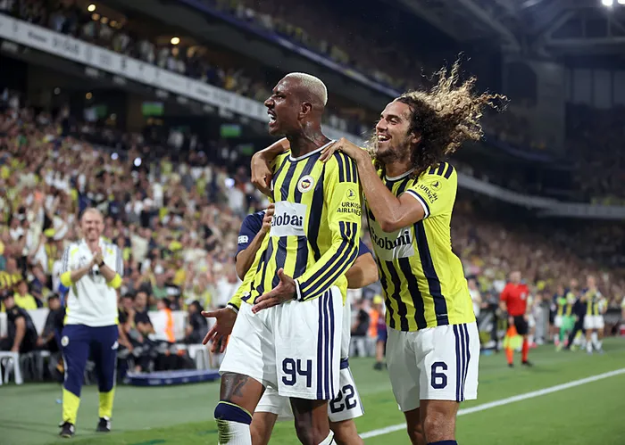 son-dakika-haberi-fenerbahce-evinde-avantaji-kapti-gornik-zabrzeyi-maglup-etti-1784663820972.jpeg