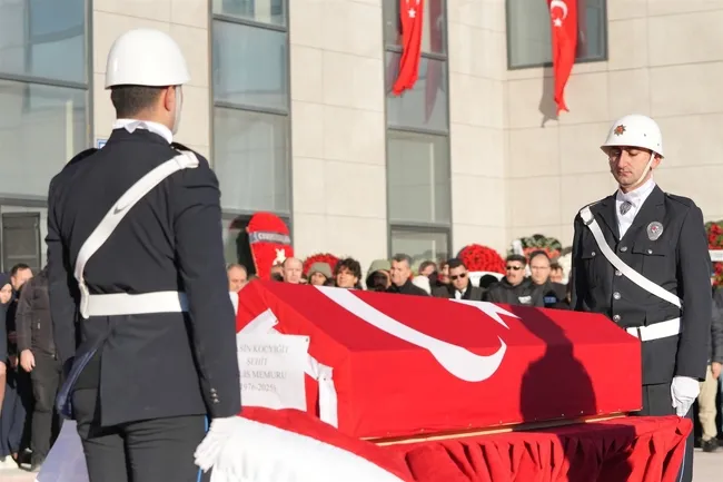 son-dakika-turkiye-sehitlerini-ugurladi-yalovada-sehit-dusen-3-kahraman-polisimiz-icin-cenaze-toreni-duzenlend-1767082955400.jpg SON DAKİKA... Türkiye şehitlerini uğurladı: Yalova'da şehit düşen 3 kahraman polisimiz için cenaze töreni düzenlendi