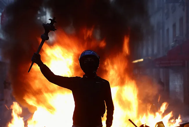 fransa-cumhurbaskani-macron-eylemcilere-ates-puskurdu-hic-kimse-cezasiz-kalmayacak-1792348314620.jpeg Fransa Cumhurbaşkanı Macron eylemcilere ateş püskürdü! “Hiç kimse cezasız kalmayacak”