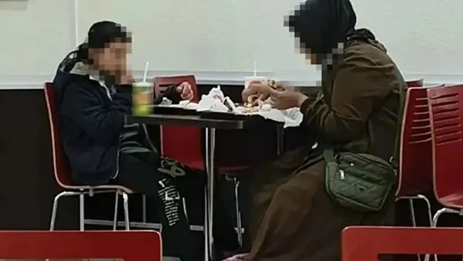 son-dakika-fast-food-zincirindeki-insanlik-disi-muameleye-tepki-yagmisti-ticaret-bakanligindan-o-isletmeye-par-1777973479080.jpg