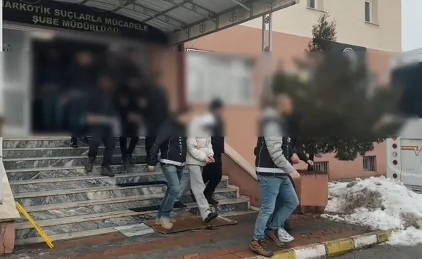 sivasta-uyusturucu-operasyonu-7-tutuklama-1768314209960.jpg