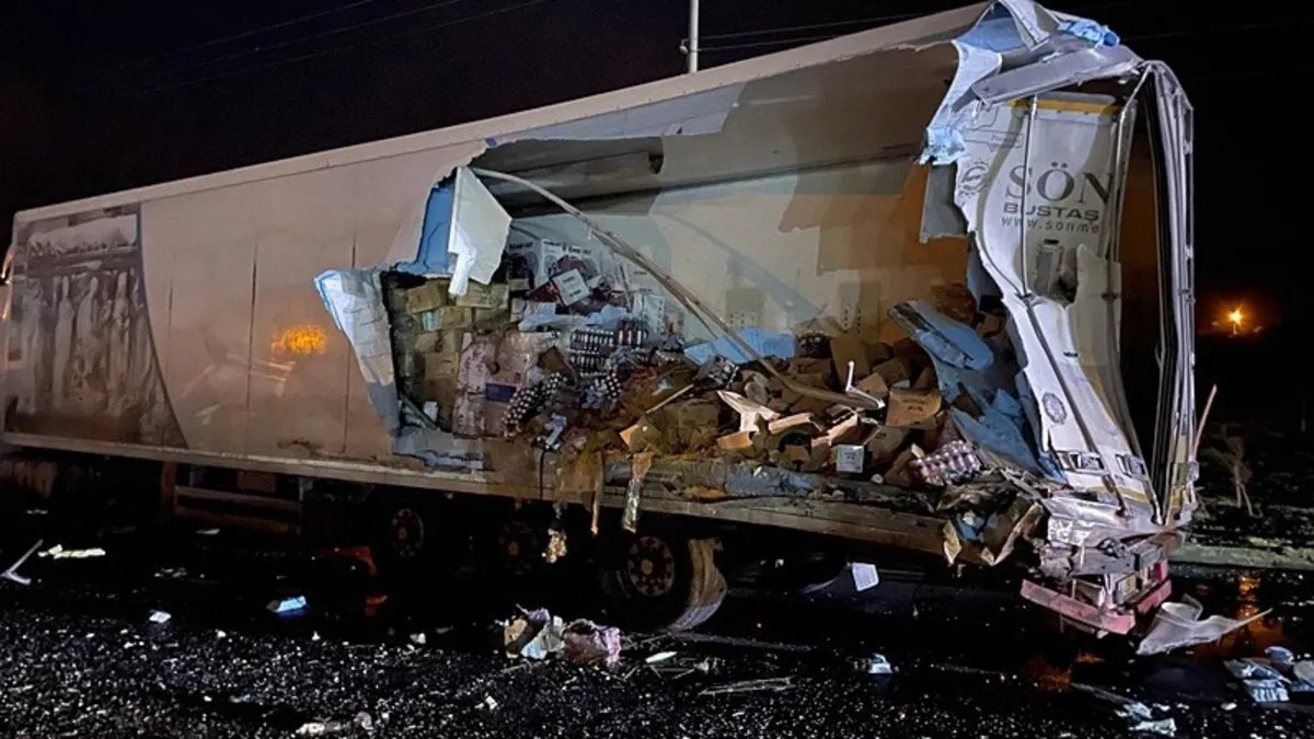 Sakarya’da yolcu otobüsü TIR’a arkadan çarptı: 2’si ağır, 13 yaralı Sakarya’da yolcu otobüsü TIR’a arkadan çarptı: 2’si ağır, 13 yaralı
