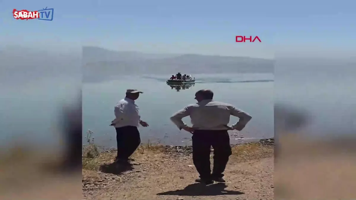 Bahçede fenalaşan hasta, tekneyle ambulansa ulaştırıldı | Video videosunu izle Bahçede fenalaşan hasta, tekneyle ambulansa ulaştırıldı | Video videosunu izle
