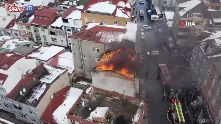 Arnavutköy'de 4 katlı binanın çatı katında yangın | Video
