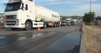 Tanker’den dökülen zift trafiği durdurdu