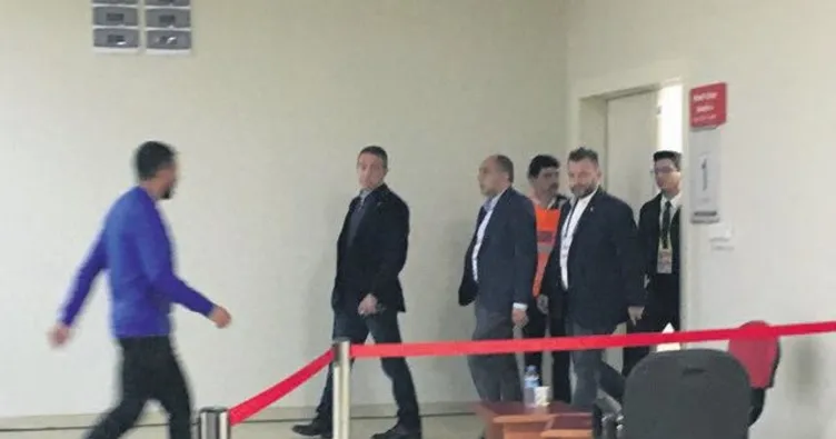 Soyunma odasına indi