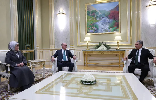 baskan-erdogan-turkmenistanda-torenle-karsilandi-1765480404936.jpg