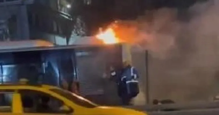 SON DAKİKA | Bakırköy’de seyir halindeki metrobüs alev aldı