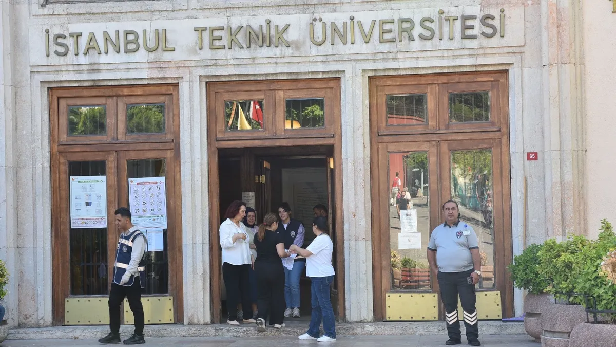 Bir gencin kimliğini unuttuğu ve zabıta yardımıyla sınava yetiştiği anı temsil eden görsel.