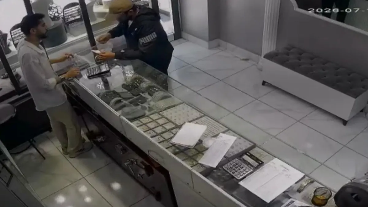 Ankara'da bir kuyumcu dükkanının önünde polis incelemesi yapılıyor.