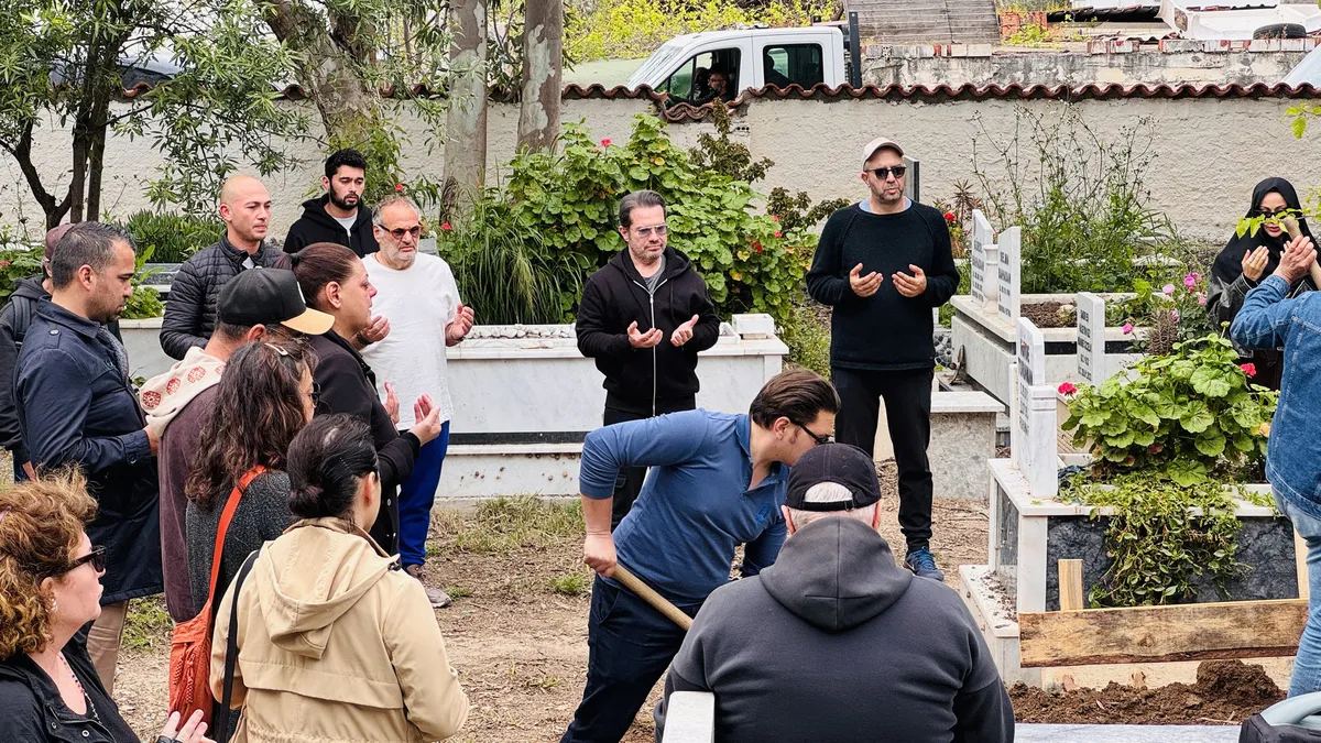 Özlem Tekin’in eski eşi Cem Öcal evinde ölü bulunmuştu…Bodrum’da son yolculuğuna uğurlandı! “Acımız çok büyük” Özlem Tekin’in eski eşi Cem Öcal evinde ölü bulunmuştu…Bodrum’da son yolculuğuna uğurlandı! “Acımız çok büyük”