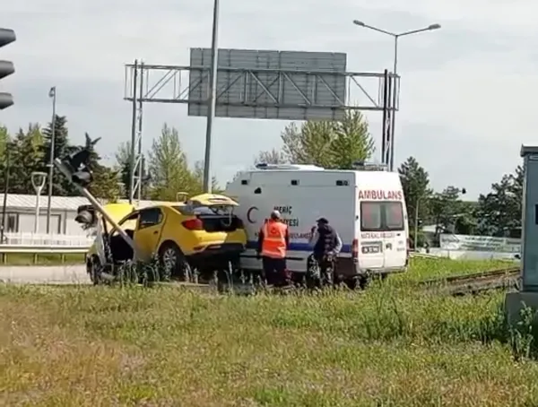 edirnede-feci-kaza-hasta-tasiyan-ambulans-ile-taksi-carpisti-yaralilar-var-1777544832422.jpg