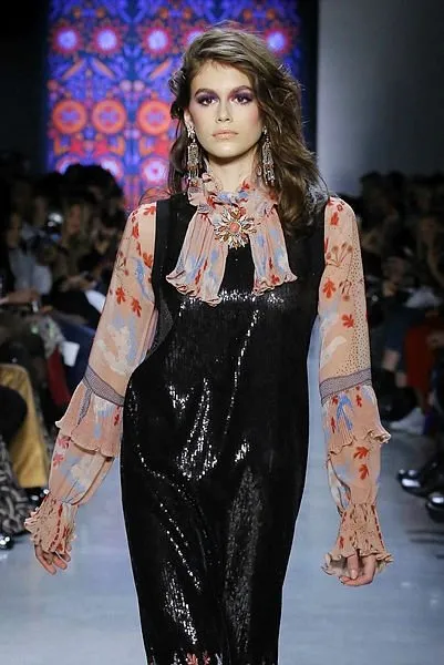 Kaia Gerber annesinin tahtına oturdu!