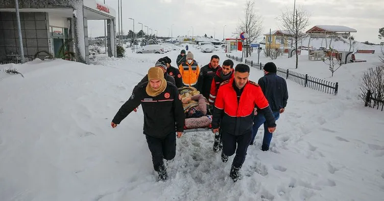 İstanbul’da yollar kapanınca hamile kadını itfaiye hastaneye götürdü