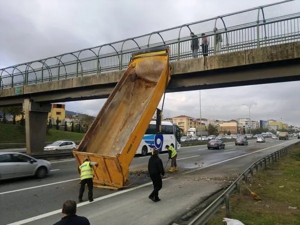 Kamyon üst geçide çıktı