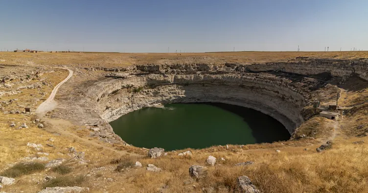 Ekvador’da oluşan obruk 3 evi yuttu