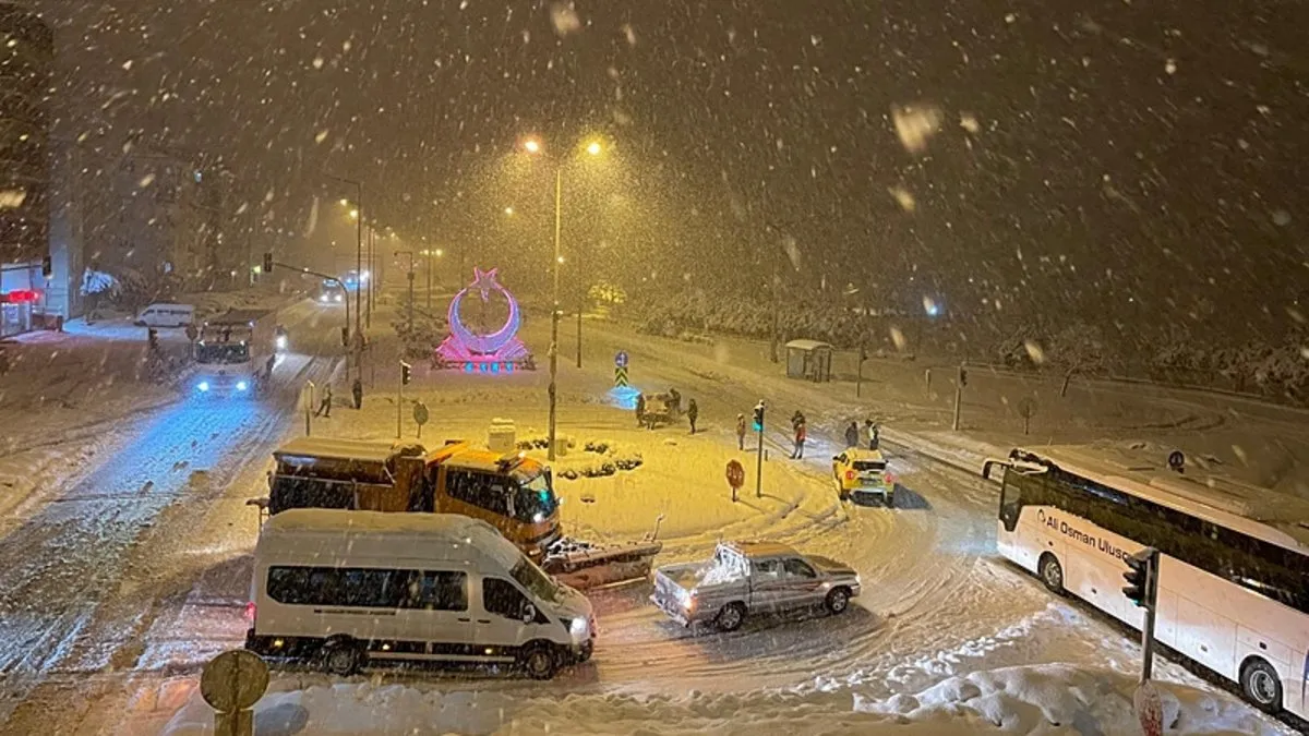 Karadeniz Sahil Yolu'nun Trabzon-Giresun güzergahında iki TIR çarpıştı: Yol ulaşıma kapandı! Karadeniz Sahil Yolu'nun Trabzon-Giresun güzergahında iki TIR çarpıştı: Yol ulaşıma kapandı!