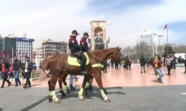 Taksim Meydanı’ndaki atlı polisler ilgi odağı oldu