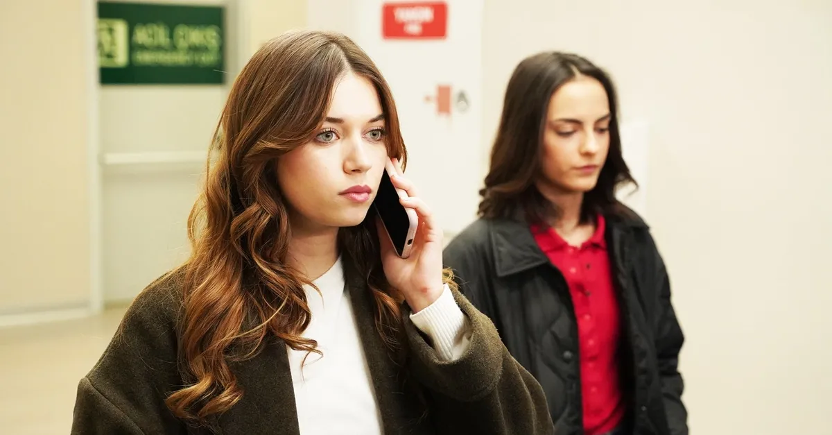 хиганбана ликорис токийский гуль. красно черный фон. кроваво красные розы. окровавленная роза в руке. кровавые цветы 212 русскому языку.