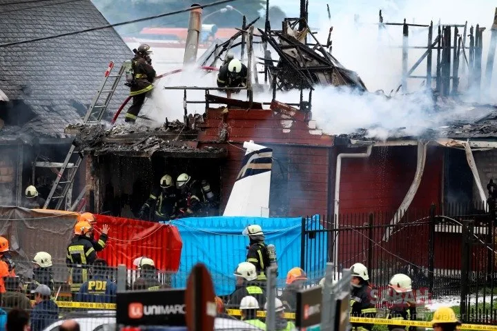 Şili’de akılalmaz olay! Elektrik hatlarına dolanan uçak evlerinin üzerine düştü!