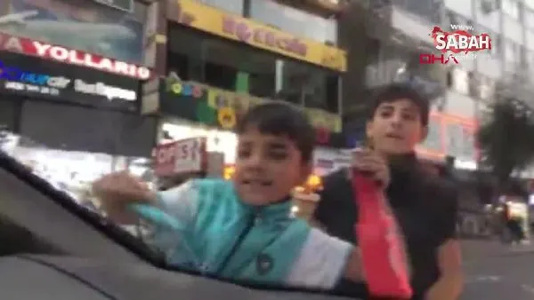 Trafikte araçların camlarını silen çocuklara doğum günü sürprizi!