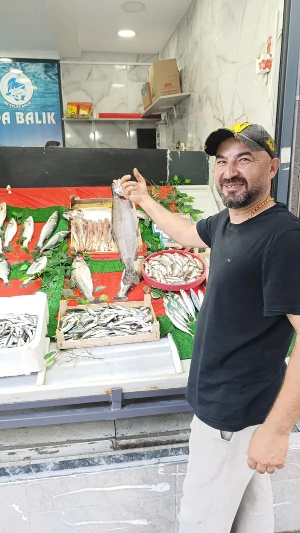 av-sezonunun-acilmasi-ile-birlikte-istanbuldaki-balikci-tezgahlari-kucuk-baliklarla-senlendi-1756826008343.jpg
